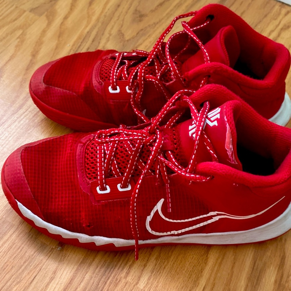 Kyrie basketball shoes nike. Size 6Y/7.5W